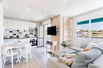 Piso en venta en Raval Roig-Virgen del Socorro con 2 habitaciones y balcón con vistas al mar y a la montaña, Alicante