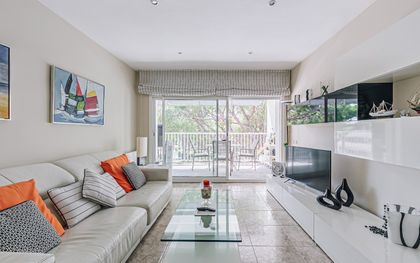 Piso en venta en La Pineda (Castelldefels) con 3 habitaciones y terraza, cerca de la playa, Barcelona