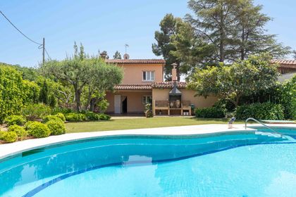 Casa en venta en Matadepera con 4 habitaciones, jardín y piscina, Barcelona