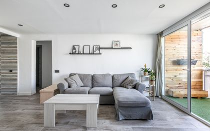 Piso en venta en Terrassa con 3 habitaciones y terraza, Barcelona