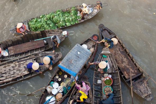 Marché flottant sur le Mékong au Vietnam