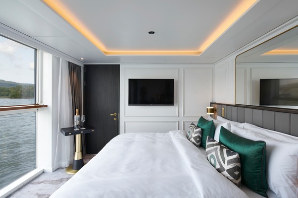 Crystal Ravel - Suite bedroom