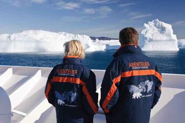 Hapag-Lloyd - Couple on deck in the Arctic