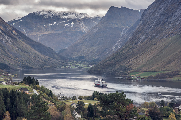 Hurtigruten - MS Nordkapp in Hjorundfjord