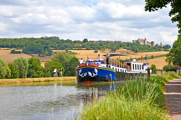 European Waterways - L'Impressionniste cruising past Chateauneuf