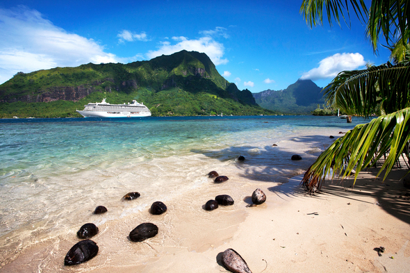 Crystal Serenity in Moorea - Read our article for the best Crystal Cruises alternatives