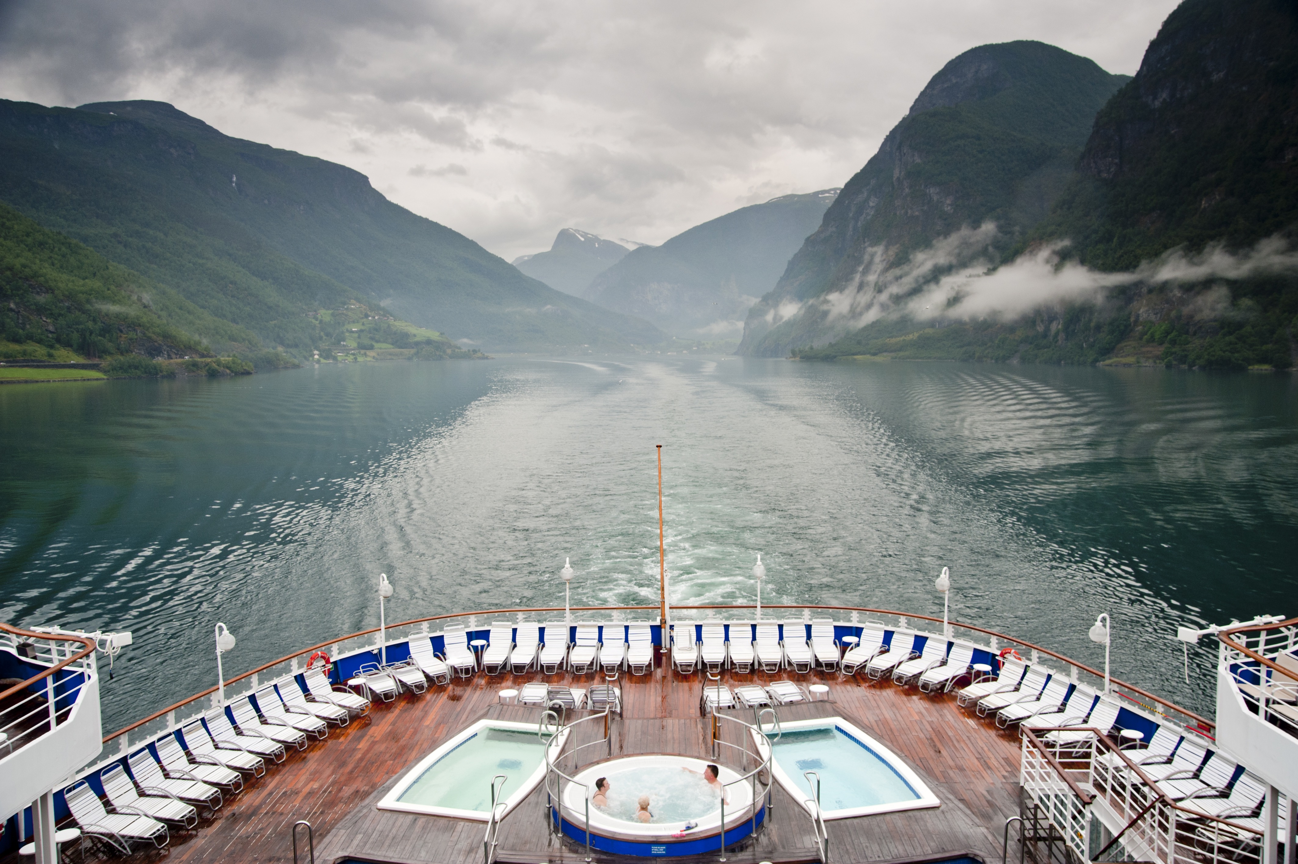 Black Watch jacuzzi in Naeroyfjord