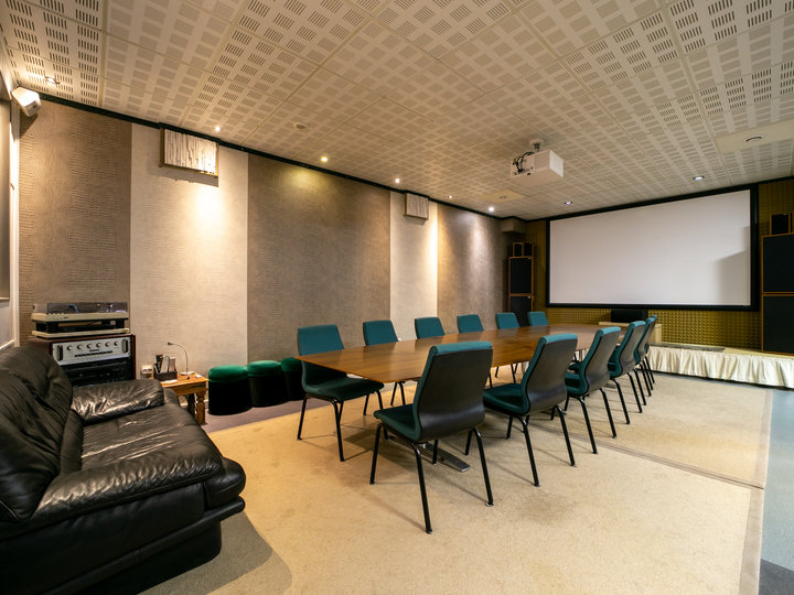 L'Espace Saint-Pétersbourg Paris 75008