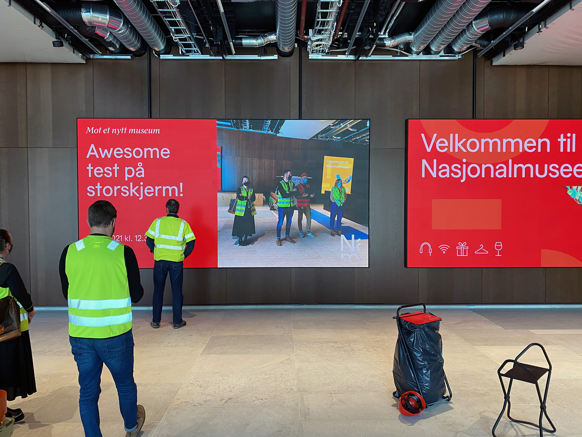 Store skjermer i museet viser frem innhold laget i designmaskinen