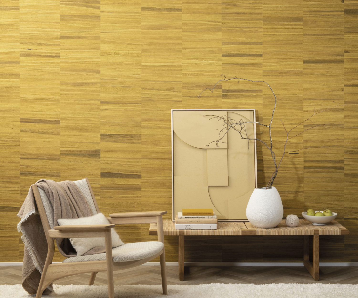 The Atelier wallcovering collection by Omexco is a tactile tribute to the importance of handmade craft in interior design. Here we see a sunny yellow striped collage made from banana bark, wich is the perfect backdrop for the rattan bench seat and natural decorative elements. If you are looking for a boho chic home decor with rich organic textures, you will definitely feel inspired by this image!