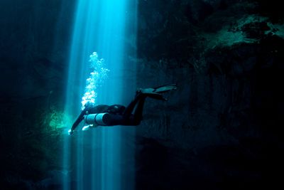 scuba diving the pit cenote