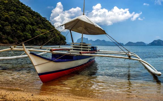 filipino fishinig boat