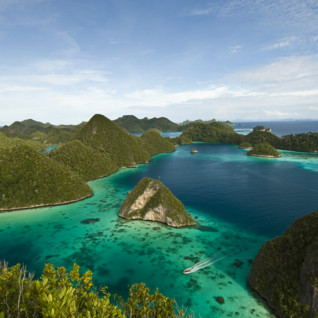 raja-ampat-island-hopping