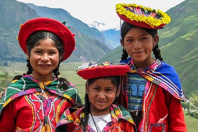 girls in traditional peruvian dress