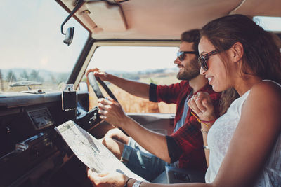 couple car road trip