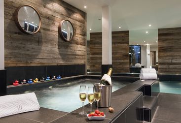 the_lodge_indoor_jacuzzi