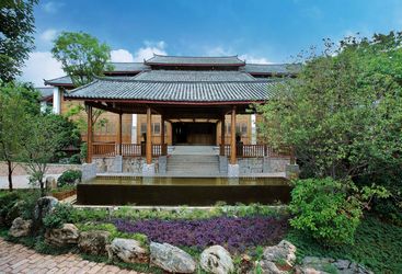 Amandayan exterior and garden