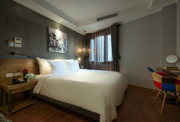 Deluxe Room bed at La Siesta Trendy