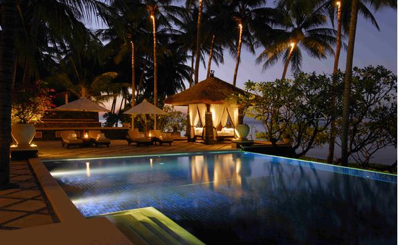 spa village tembok swimming pool night