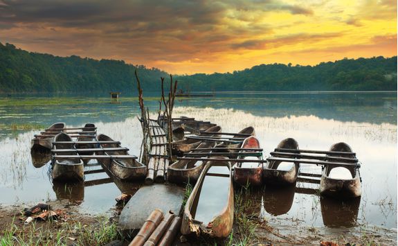 tamblingan lake boats at sunset
