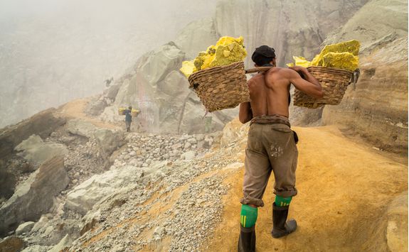Sulphur miner, Ijen