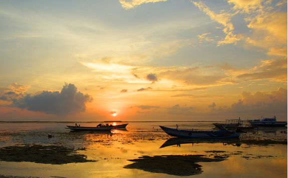 Boats in the ocean on Sanur beach