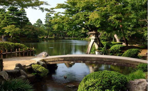 Bridge across a lake in Kenrokuen gardens