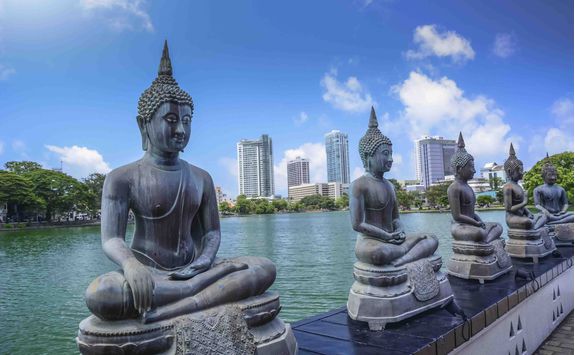 buddah statues on riverbank