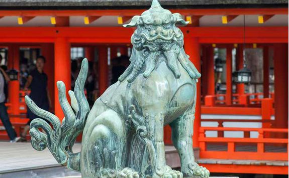 Lion statue at Itsukushima Shrine