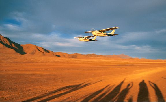 A plane flying over Wolwedans