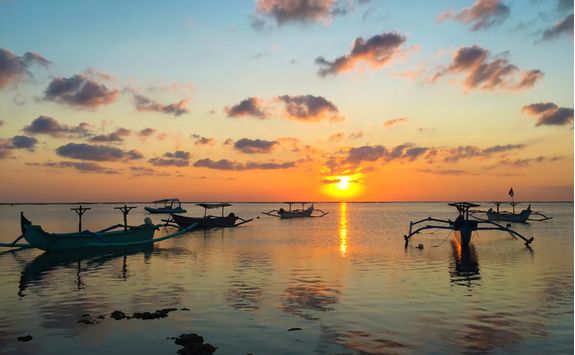 bali_traditional_boats_sunset