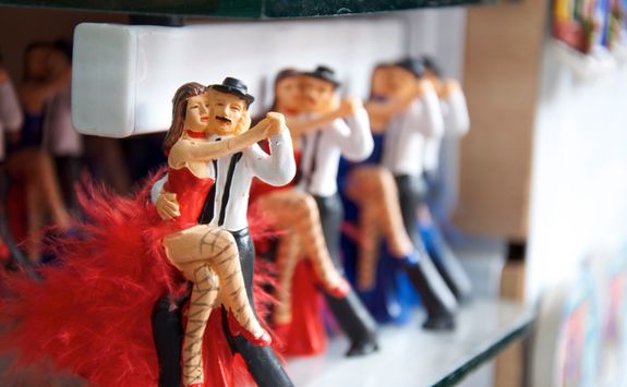 Figures which dance tango