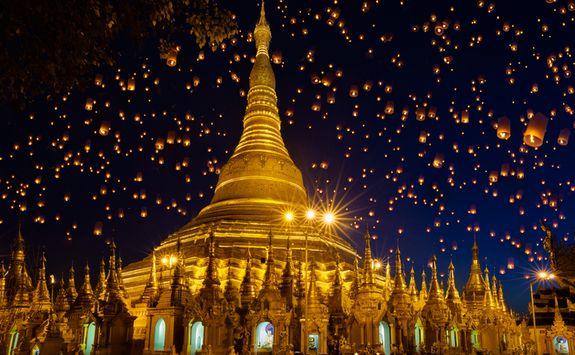 Shwedagon Pagoda at night