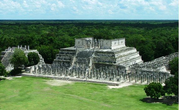 ancient mayan ruins at Chichen Itza