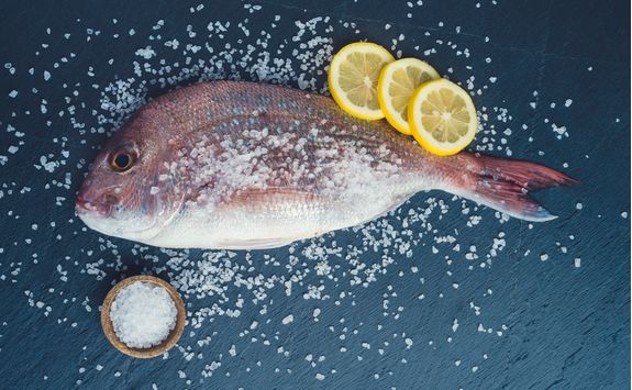 Fish with salt and lemon