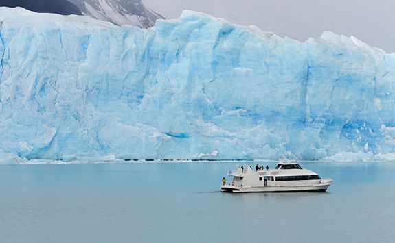 Boat trip past the glacier