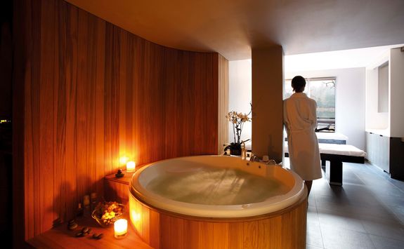 A hot tub at a Spa