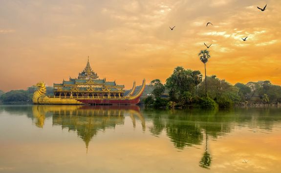Kandawgyi Lake