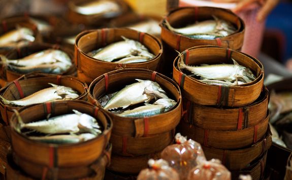 Thai tuna in bamboo basket