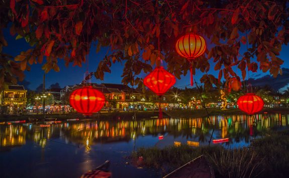 Hue river at night