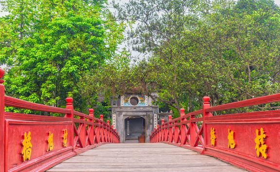 hoan kiem lake bridge