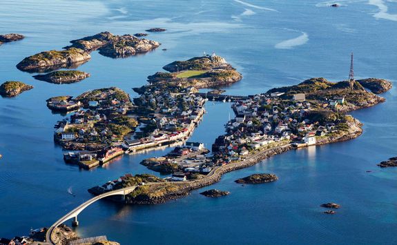 View of the village of Hennigsvaer