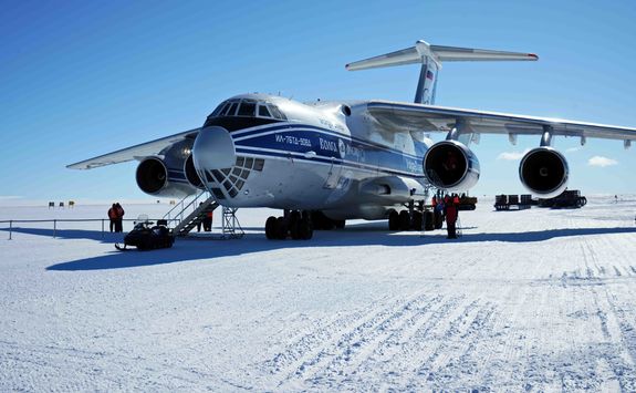 airplane landed in antarctica