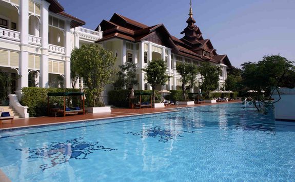 pool hotel