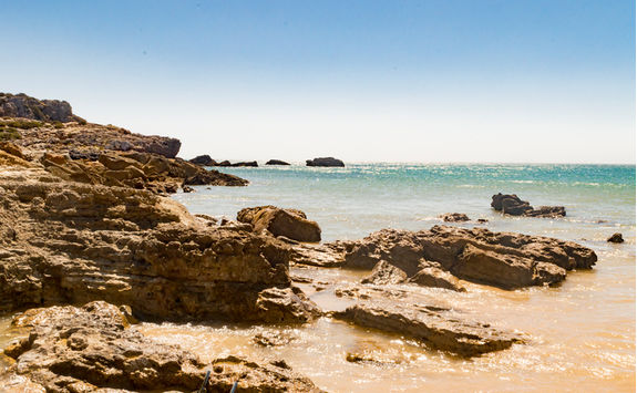 ingrina beach cliffs