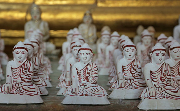 Thanboddhay Pagoda statues