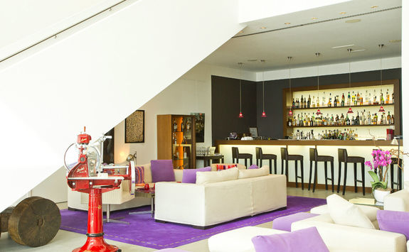 Lounge bar