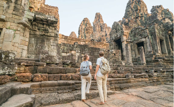 Couple of tourist in front of a temple