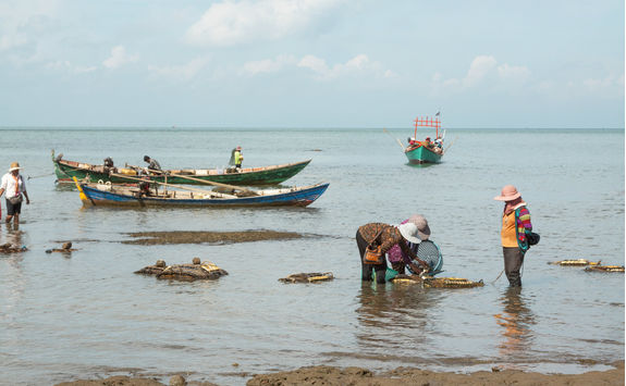 Men fishing crabs