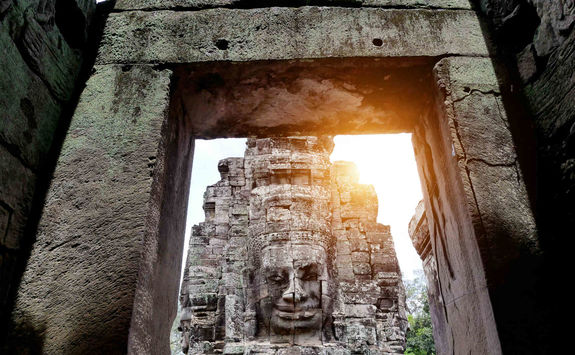 sun reflection on face of bayon